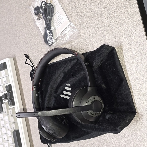 (C2) Dual BluetoothHeadsets